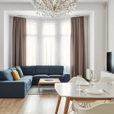 Sleek In New Town By Days Apartman